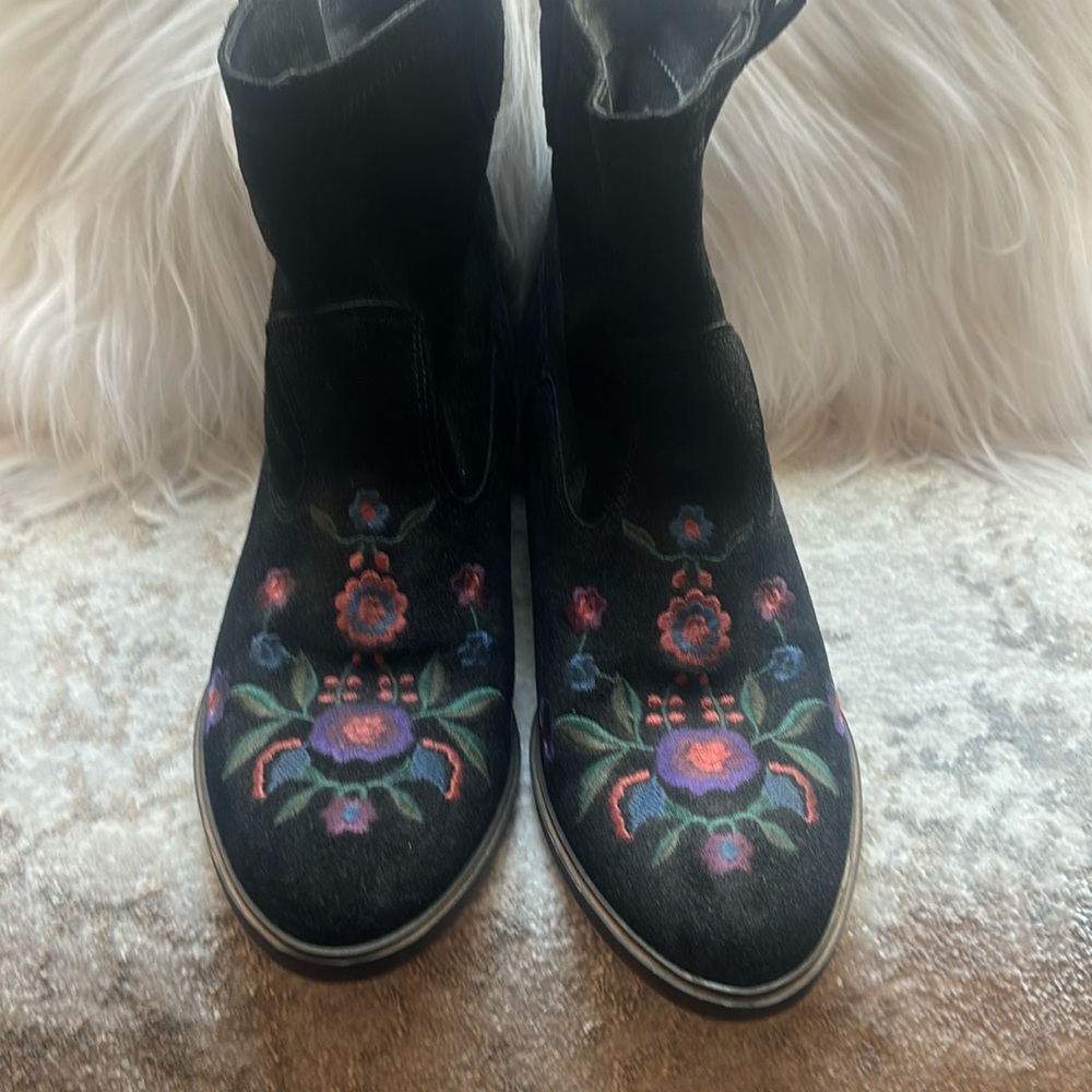 Preloved Aldo embroidered Aldo boots